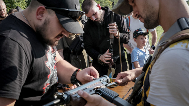 Ukrainians inspect weapons 09 2023